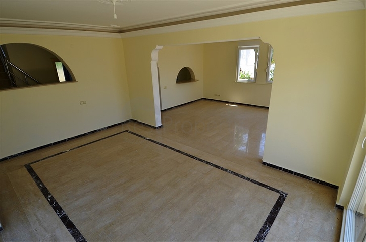 فيلا على مقربة من شواطئ البحر المتوسط في منطقة كوناكليه – ألانيا