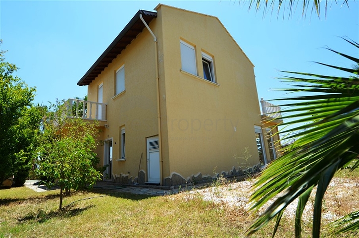 فيلا على مقربة من شواطئ البحر المتوسط في منطقة كوناكليه – ألانيا