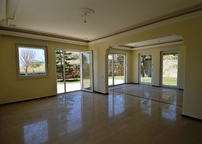 فيلا على مقربة من شواطئ البحر المتوسط في منطقة كوناكليه – ألانيا