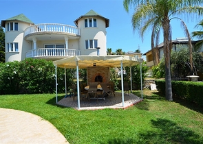 فيلا على مقربة من شواطئ البحر المتوسط في منطقة كوناكليه – ألانيا