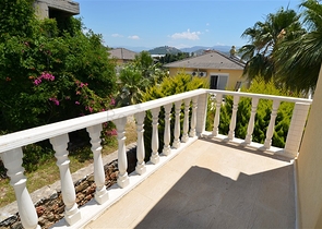 فيلا على مقربة من شواطئ البحر المتوسط في منطقة كوناكليه – ألانيا