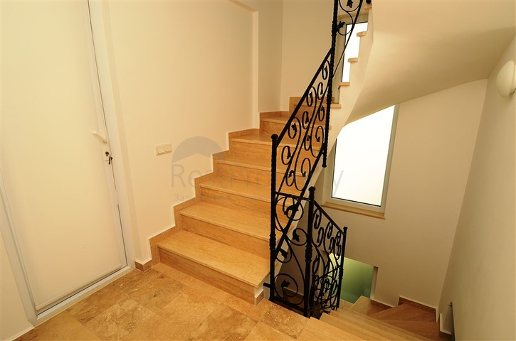 ضمن أرقى المجمعات السكنية فيلا مفروشة في منطقة كوناكليه – ألانيا