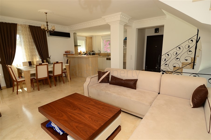 ضمن أرقى المجمعات السكنية فيلا مفروشة في منطقة كوناكليه – ألانيا