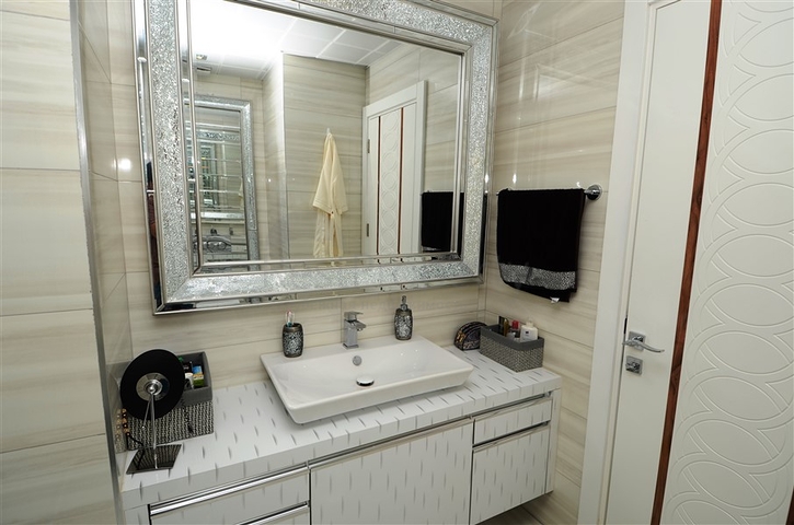 شقة مفروشة بإطلالة بحرية ساحرة في منطقة محمود لار – ألانيا