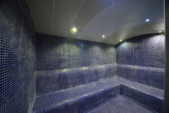 شقة ضمن مجمع سكني على الخط الأول من البحر في منطقة محمود لار – ألانيا