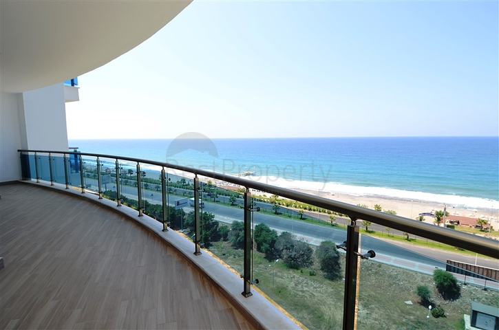 شقة ضمن مجمع سكني على الخط الأول من البحر في منطقة محمود لار – ألانيا