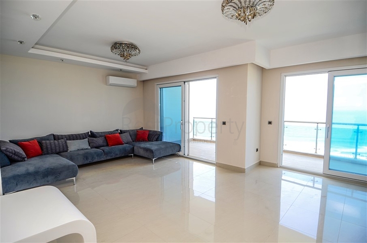 شقة ضمن مجمع سكني على الخط الأول من البحر في منطقة محمود لار – ألانيا