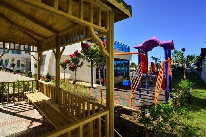 شقة ضمن مجمع سكني على الخط الأول من البحر في منطقة محمود لار – ألانيا