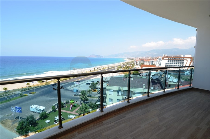 شقة ضمن مجمع سكني على الخط الأول من البحر في منطقة محمود لار – ألانيا