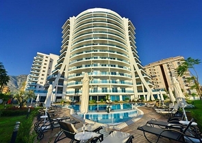 شقة ضمن مجمع سكني على الخط الأول من البحر في منطقة محمود لار – ألانيا