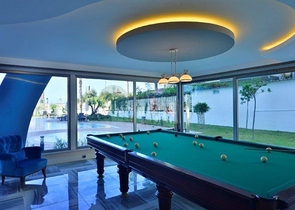 شقة ضمن مجمع سكني على الخط الأول من البحر في منطقة محمود لار – ألانيا