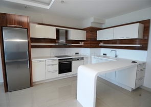 شقة ضمن مجمع سكني على الخط الأول من البحر في منطقة محمود لار – ألانيا