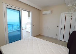 شقة ضمن مجمع سكني على الخط الأول من البحر في منطقة محمود لار – ألانيا