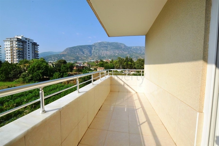 شقة واسعة بإطلالة جبلية مميزة في منطقة محمودلار – ألانيا