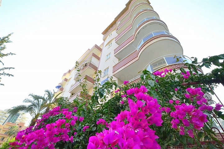 شقة واسعة بإطلالة جبلية مميزة في منطقة محمودلار – ألانيا