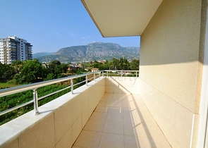 شقة واسعة بإطلالة جبلية مميزة في منطقة محمودلار – ألانيا