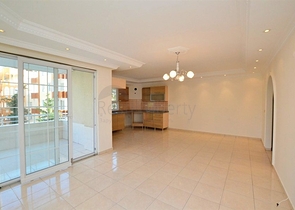 شقة واسعة بإطلالة جبلية مميزة في منطقة محمودلار – ألانيا