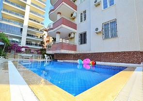 شقة واسعة بإطلالة جبلية مميزة في منطقة محمودلار – ألانيا