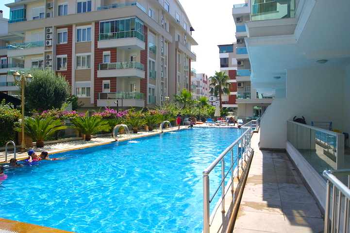 شقة مفروشة بطابقين في حي ليمان من منطقة كونيالتي – أنطاليا