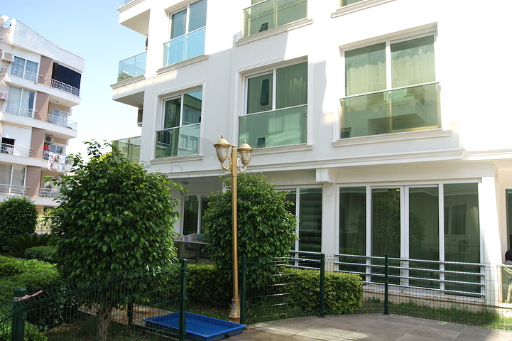 شقة مفروشة بطابقين في حي ليمان من منطقة كونيالتي – أنطاليا