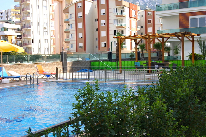 شقق من المالك 2 + 1 و 4 + 1 في مجمع كامل التشطيب في أنطاليا