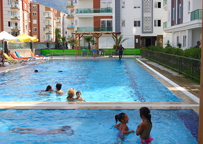 شقق من المالك 2 + 1 و 4 + 1 في مجمع كامل التشطيب في أنطاليا