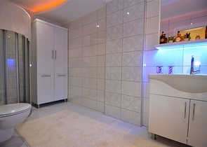 شقق واسعة وفاخرة ضمن مجمع سكني في منطقة محمودلار – ألانيا