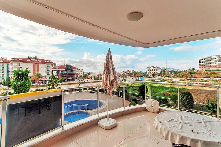 شقة ثلاث غرف وصالة - مطبخ منفصل - قريبة من شاطئ البحر في كاستل / الانيا 