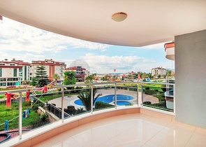 شقة ثلاث غرف وصالة - مطبخ منفصل - قريبة من شاطئ البحر في كاستل / الانيا 