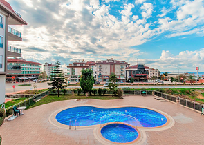 شقة ثلاث غرف وصالة - مطبخ منفصل - قريبة من شاطئ البحر في كاستل / الانيا 