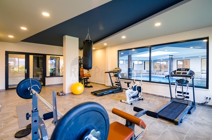 شقة غرفة وصالة ضمن مجمع بخدمات خمس نجوم في اوبا / الانيا