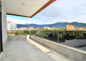 شقة غرفة وصالة ضمن مجمع بخدمات خمس نجوم في اوبا / الانيا