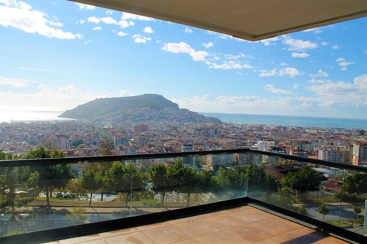 اطلالة بحر وقلعة - شقة عائلية - في مركز الانيا 