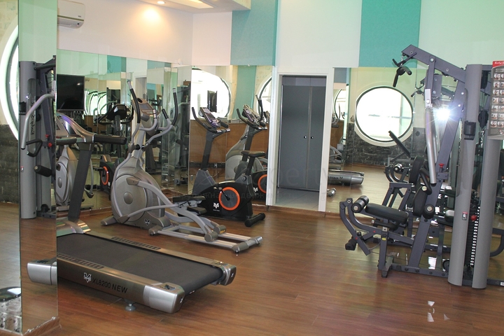 اطلالة بحر وقلعة - شقة عائلية - في مركز الانيا 