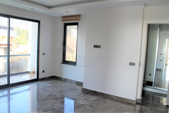 اطلالة بحر وقلعة - شقة عائلية - في مركز الانيا 