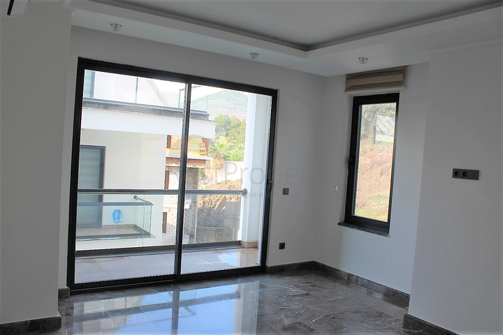 اطلالة بحر وقلعة - شقة عائلية - في مركز الانيا 