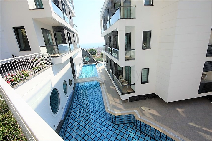 اطلالة بحر وقلعة - شقة عائلية - في مركز الانيا 