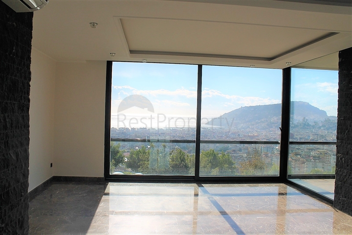 اطلالة بحر وقلعة - شقة عائلية - في مركز الانيا 