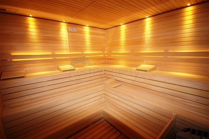 اطلالة بحر وقلعة - شقة عائلية - في مركز الانيا 