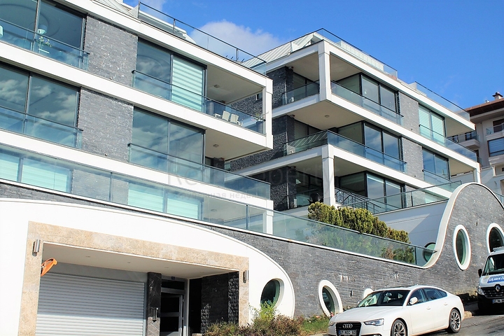 اطلالة بحر وقلعة - شقة عائلية - في مركز الانيا 