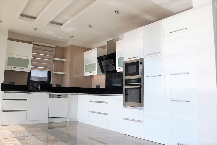 اطلالة بحر وقلعة - شقة عائلية - في مركز الانيا 