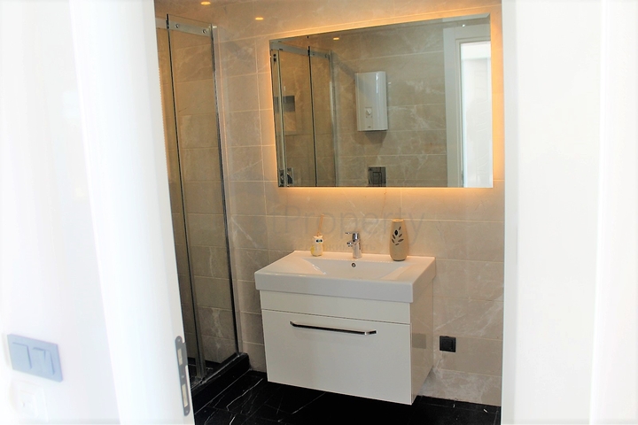 اطلالة بحر وقلعة - شقة عائلية - في مركز الانيا 