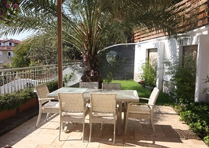 اطلالة بحر وقلعة - شقة عائلية - في مركز الانيا 