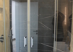 اطلالة بحر وقلعة - شقة عائلية - في مركز الانيا 