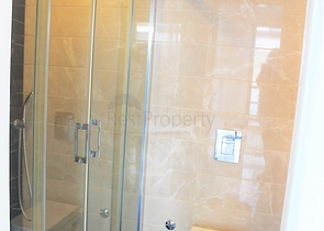 اطلالة بحر وقلعة - شقة عائلية - في مركز الانيا 