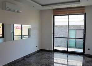 اطلالة بحر وقلعة - شقة عائلية - في مركز الانيا 