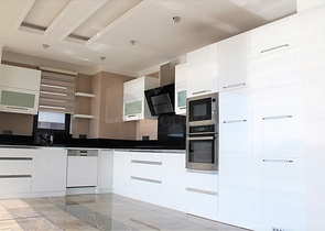 اطلالة بحر وقلعة - شقة عائلية - في مركز الانيا 