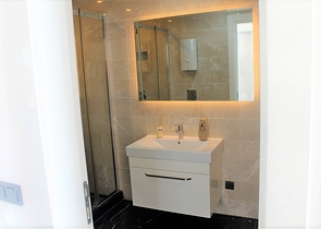 اطلالة بحر وقلعة - شقة عائلية - في مركز الانيا 