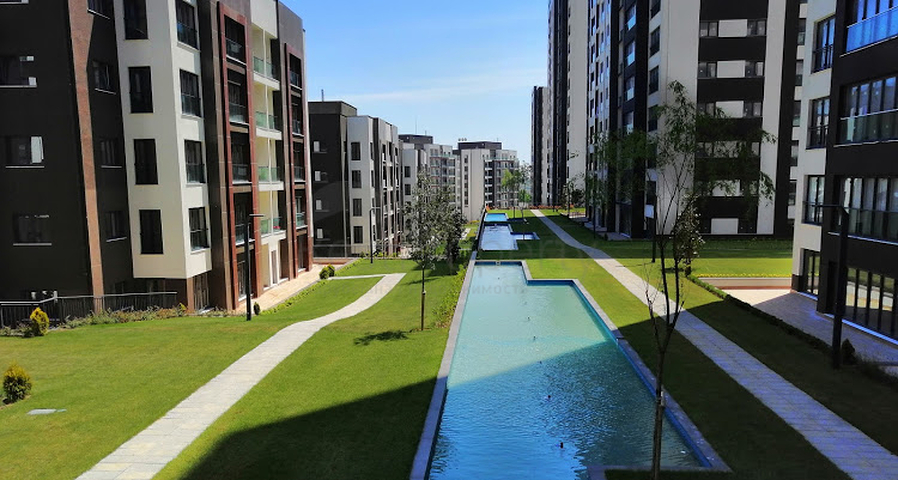 شقق عائلية ضمن مجمع سكني حديث في منطقة بيلك دوزو في اسطنبول 