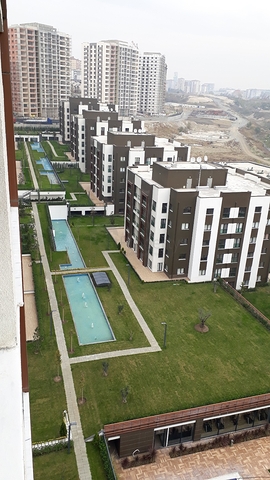 شقق عائلية ضمن مجمع سكني حديث في منطقة بيلك دوزو في اسطنبول 